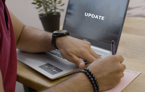 Bildschirm eines Laptops, auf dem das Wort 'Update' zu lesen ist