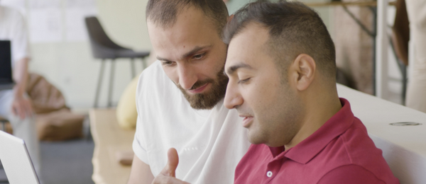 Zwei Mitarbeiter der parsQube GmbH genießen die Pause während einer Fortbildungsveranstaltung