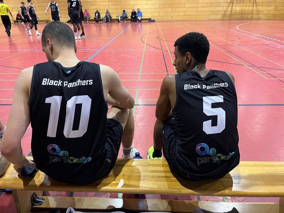 Die neuen Trikots der Basketballmannschaft Black Panthers